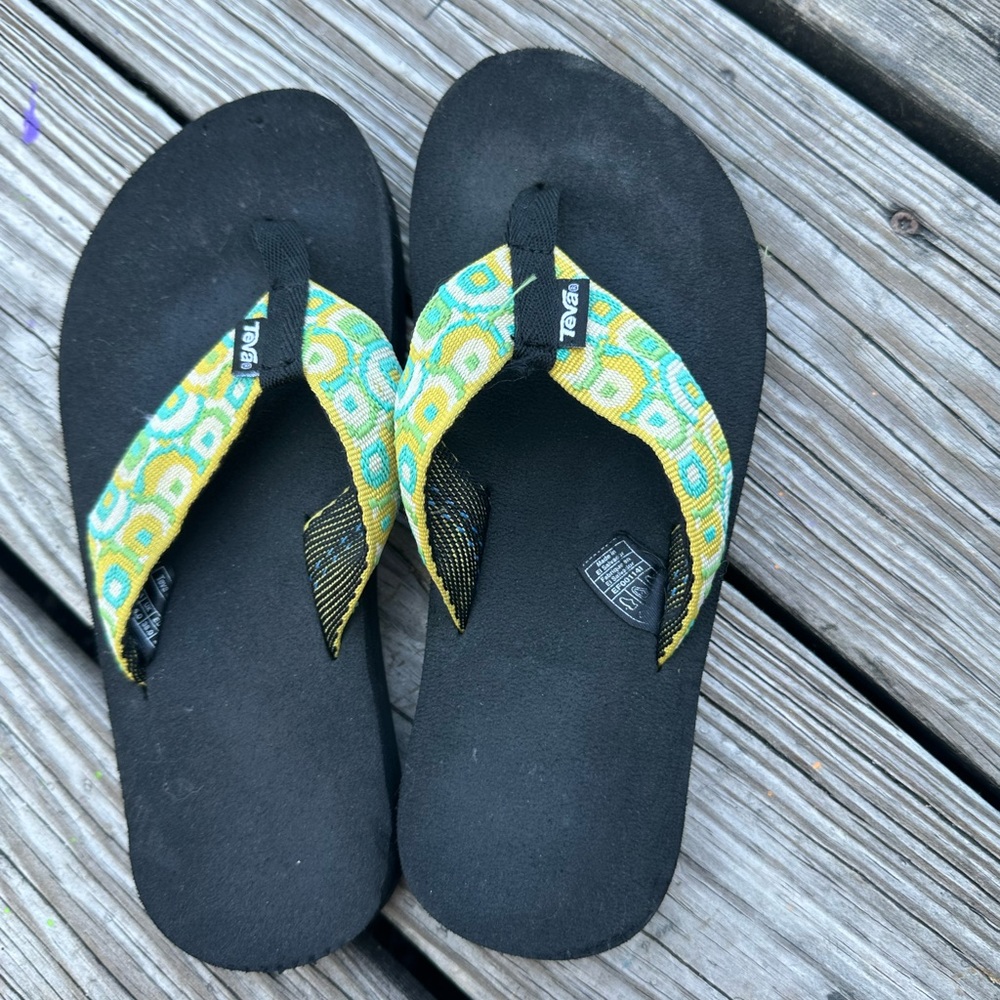 NWOT cute Teva flip flops, size 7, green and yellow